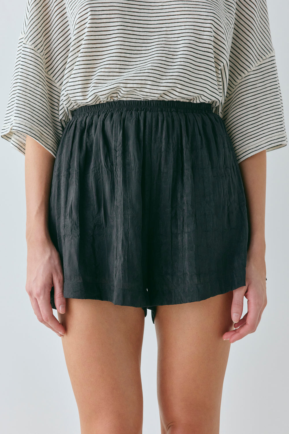 Yaracine | Women's Denim High-Waist Shorts Crinkle Black — 2
